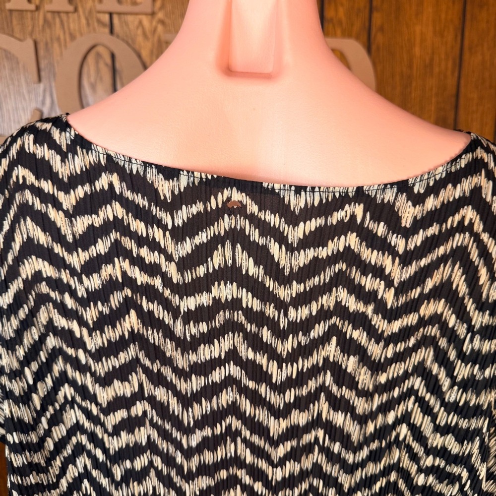Black Boho Whimsical Chevron Blouse Top Womens L Short Sleeve Plissé Banded Hem - Picture 7 of 7